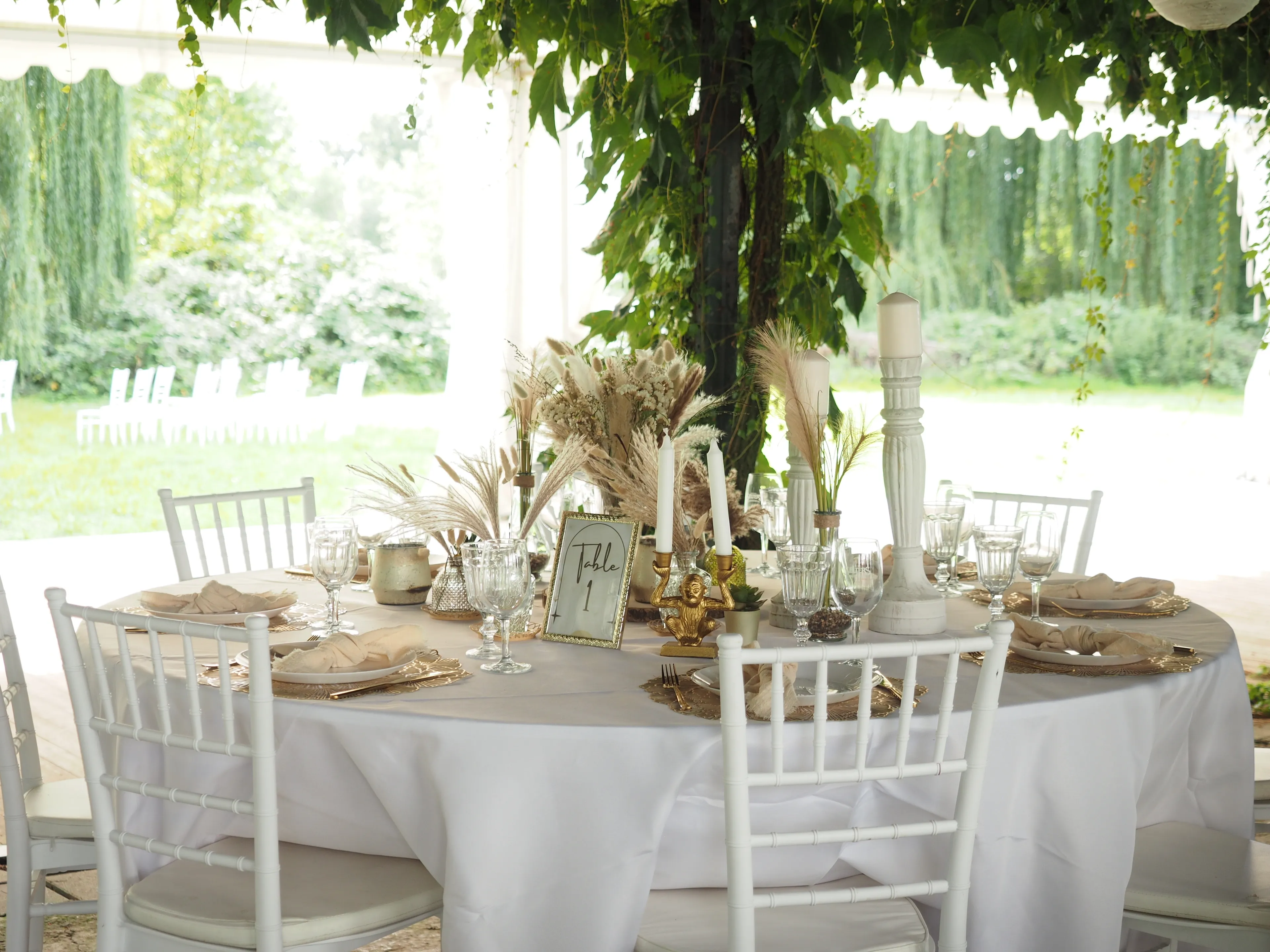 Es wird auf dem dem Bild der Pavilion gezeigt mit den perfekt für eine Feier eingedeckten Tischen und im Hintergrund eine Außenbestuhlung